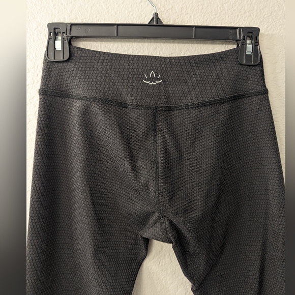 Beyond Yoga Textured Mid Rise Leggings - Picture 8 of 10